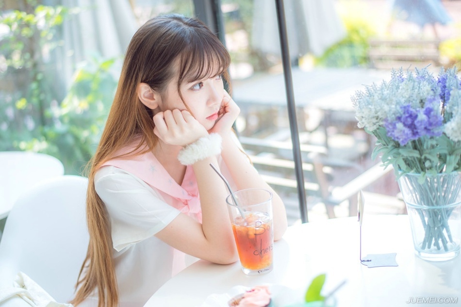 “把船拉过来。”吕蒙很快带着人马来到江岸边，看着自行飘荡的楼船，吕蒙皱了皱眉，沉声道。